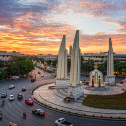 Democracy Monument (1939) che si trova nella Ratchadamnoen Avenue e venne costruito per commemorare il colpo di stato che il 24 Giugno 1932 pose fine alla Monarchia assoluta in favore della Monarchia costituzionale