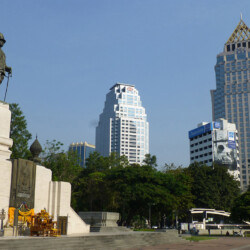 Rama VI Monument (1942) situato all’ingresso del Parco Lumphini, in memoria del Re che portò Feroci in Thailandia King Rama VI Monument
