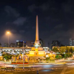 Victory Monument (1941) che si trova nella Phahonyothin Road realizzato per onorare i militari e i civili thailandesi che morirono nella guerra franco-thailandese che venne combattuta dal novembre
1940 al gennaio 1941 in Indocina Victory Monument Bangkok